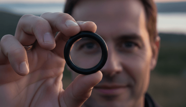Comparison of O-ring failure types: compression set vs chemical degradation in industrial seals.