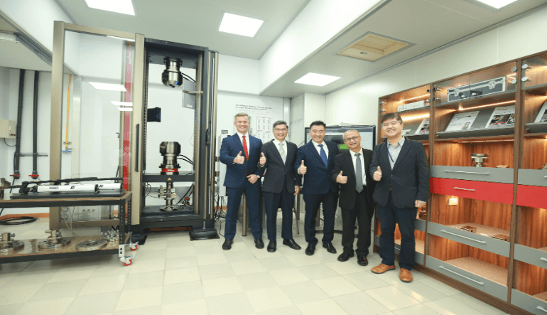Showcasing industry confidence, guest speakers at the Plastics Industry Innovation Forum pose for a photo, highlighting the Taiwan-Germany collaboration on composite materials.
