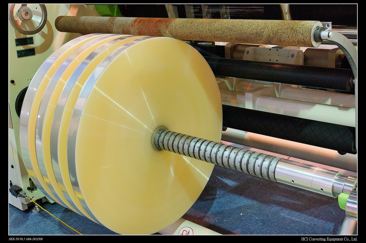 When slitting / rewinding 40-micron film, a diameter 800mm finished roll can deliver nearly 80% more material length than a 600mm roll.