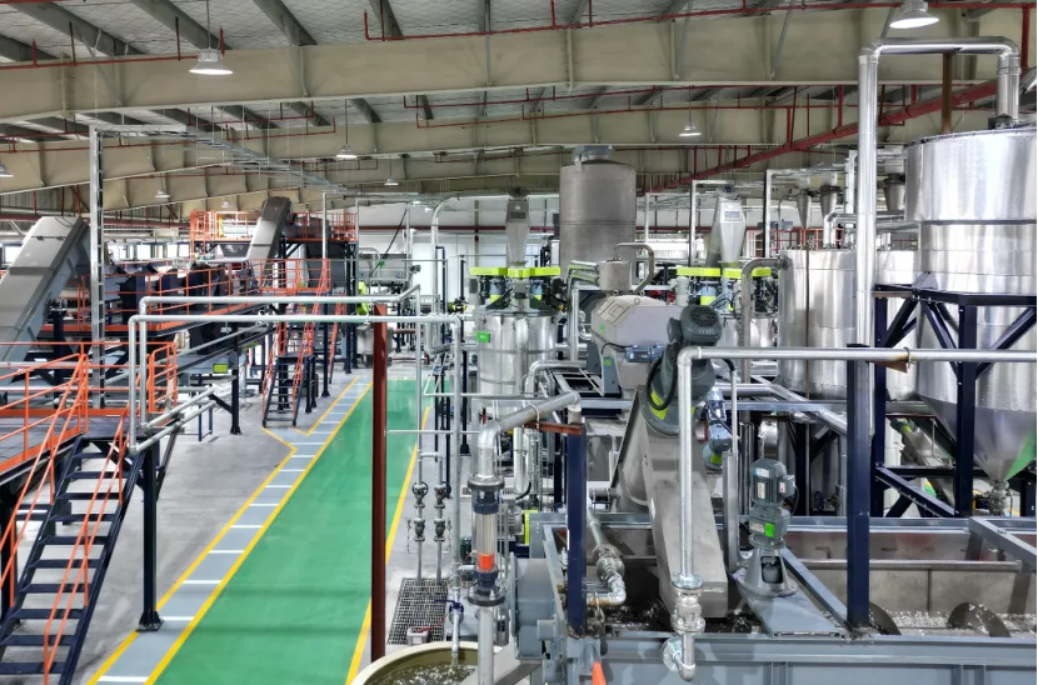 Suplas processes 28,000 tons of PET trays annually, producing food-grade PET tray flake and achieving a "tray-to-tray" closed-loop recycling.